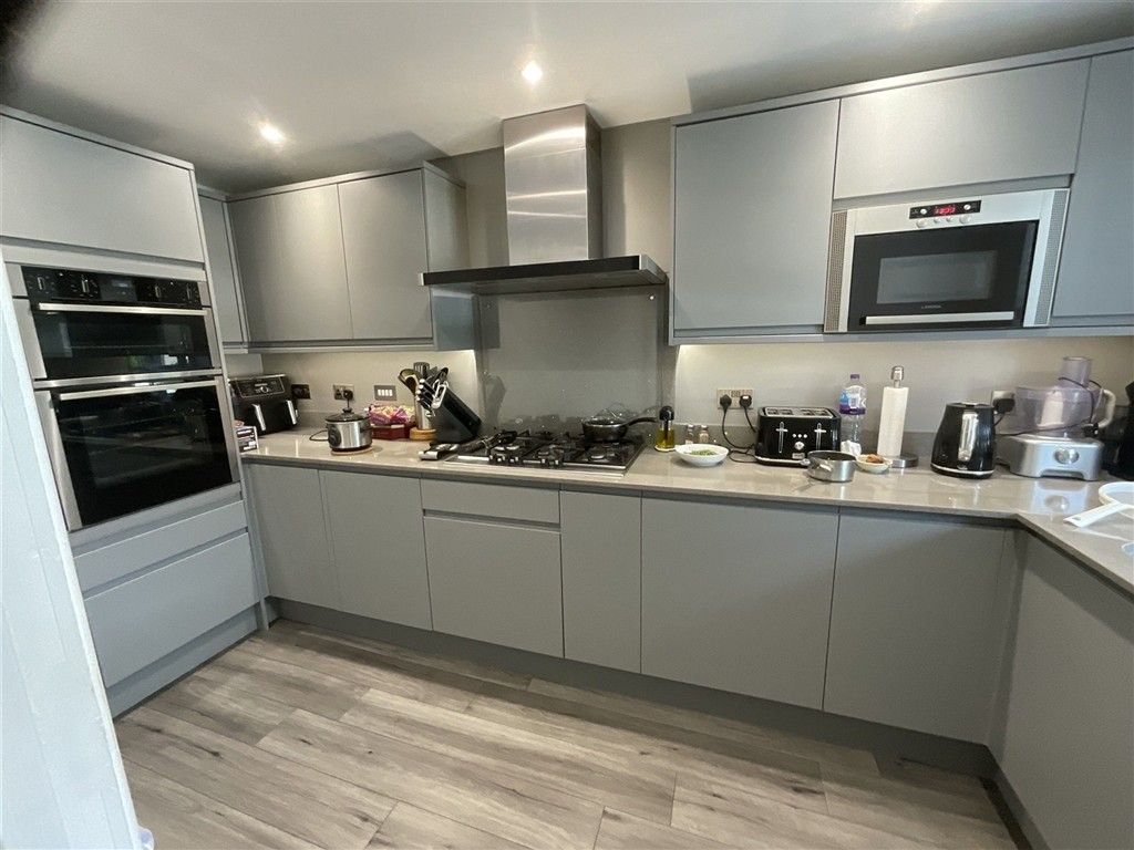 Property photo 3 of 10 Kitchen