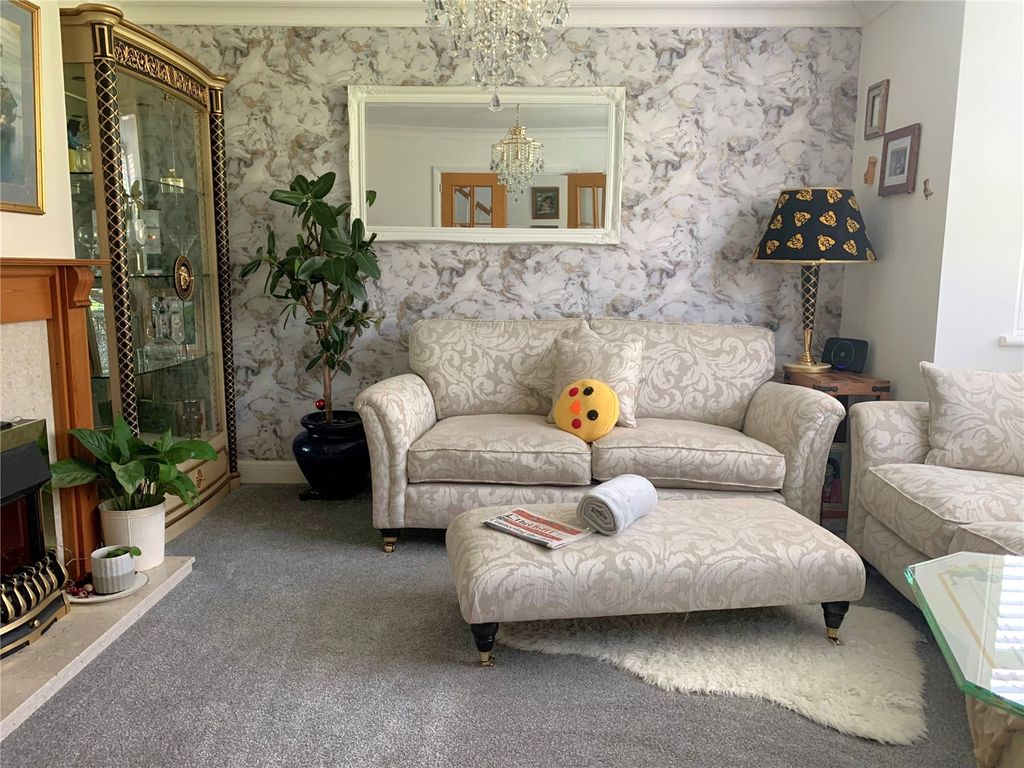 Property photo 3 of 22 Lounge