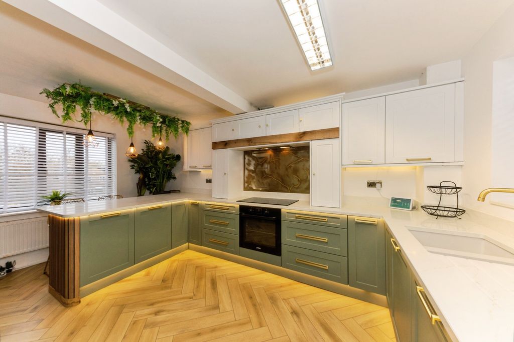 Property photo 3 of 15 Kitchen/Breakfast