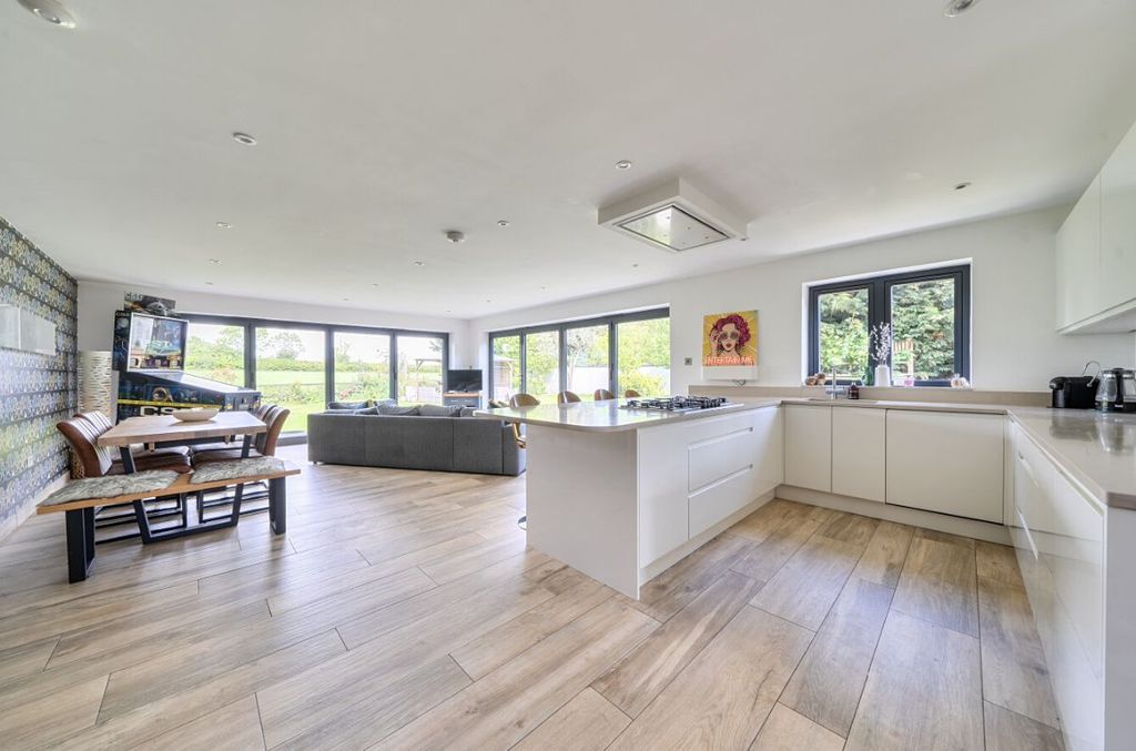 Property photo 2 of 31