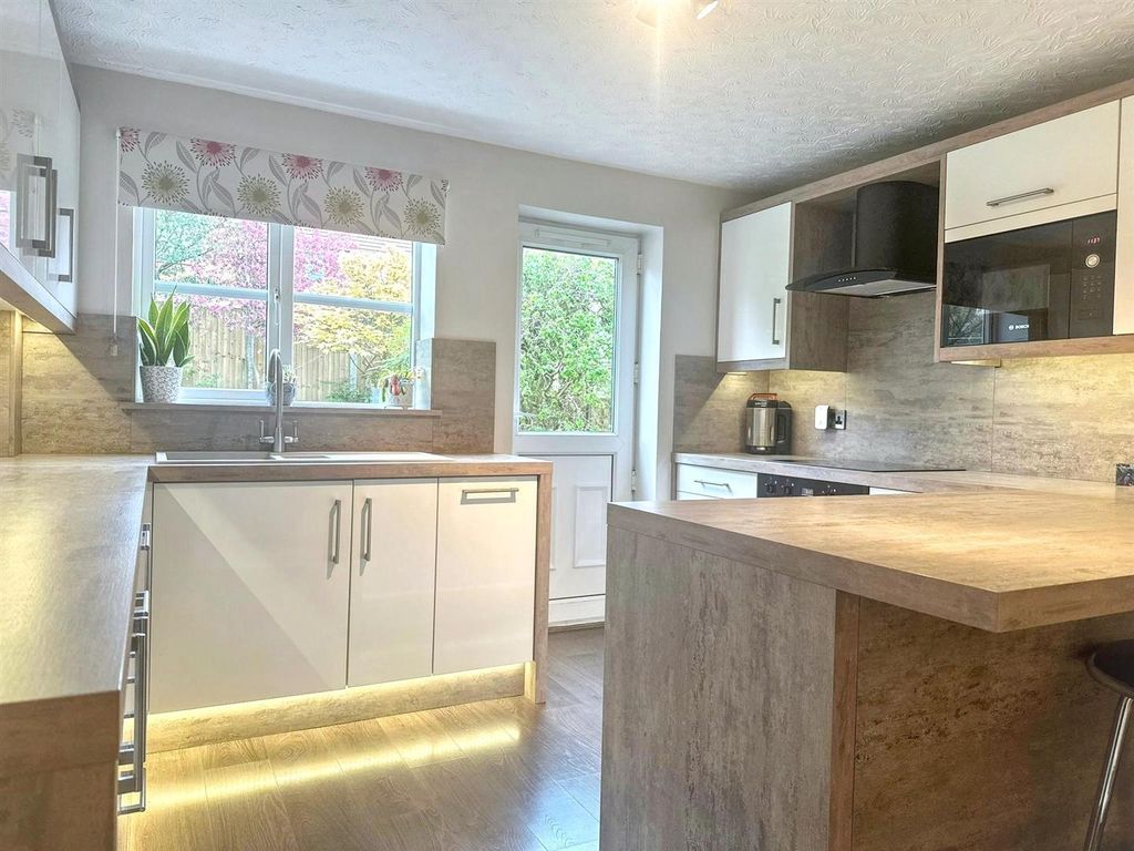 Property photo 2 of 25 Kitchen