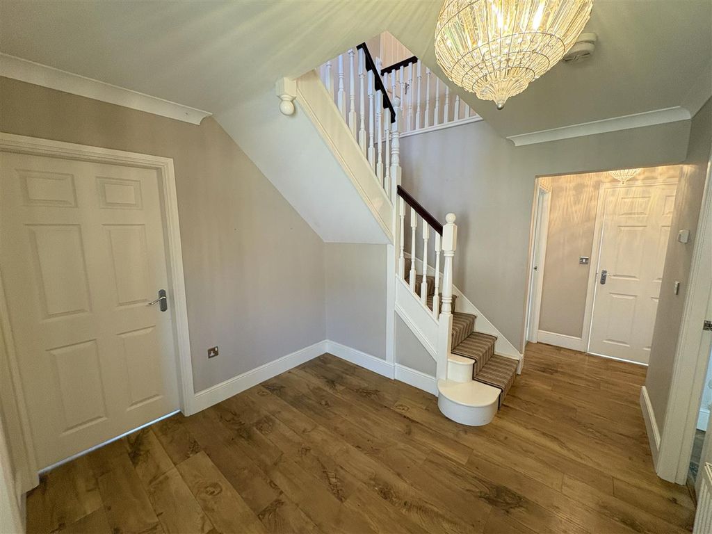 Property photo 3 of 34 Entrance Hall