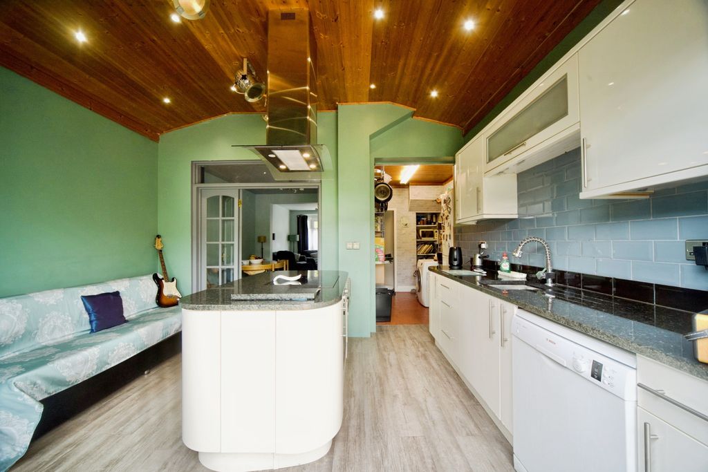 Property photo 3 of 20 Kitchen