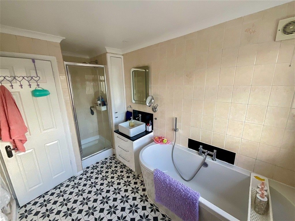 Property photo 3 of 9 Bathroom