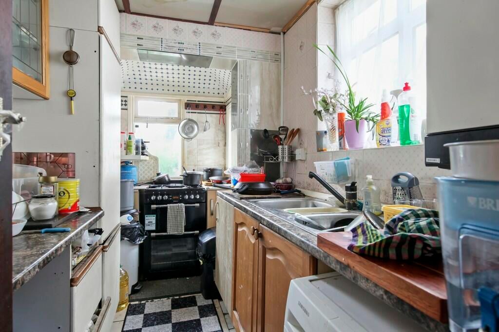 Property photo 3 of 14 Grove Gardens, London, Nw4 4Sa P4