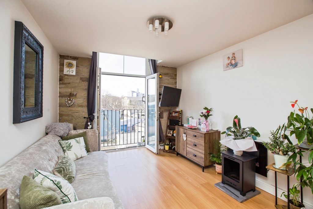 Property photo 2 of 16 Lounge