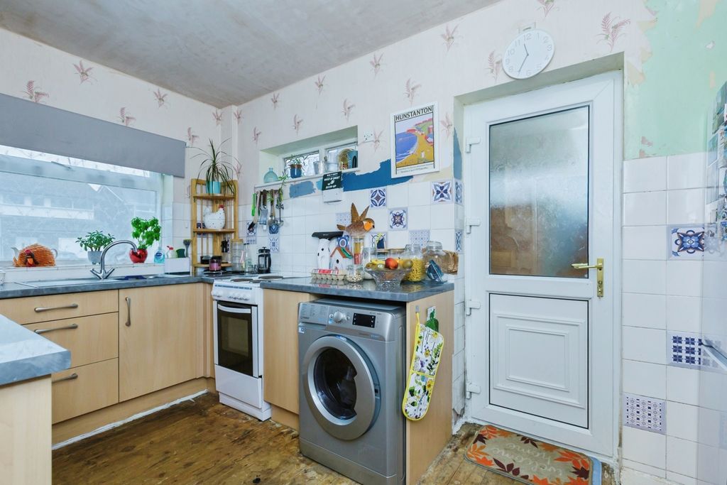 Property photo 3 of 17 Kitchen