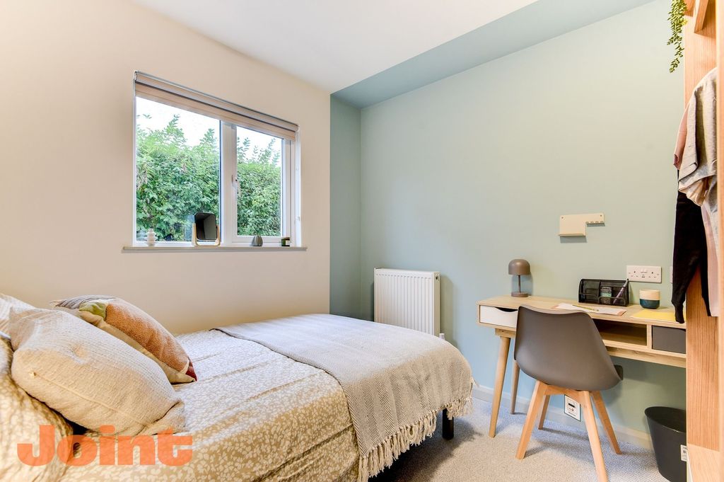 Property photo 2 of 12 Bright Modern Bedroom With Stylish Study Desk...