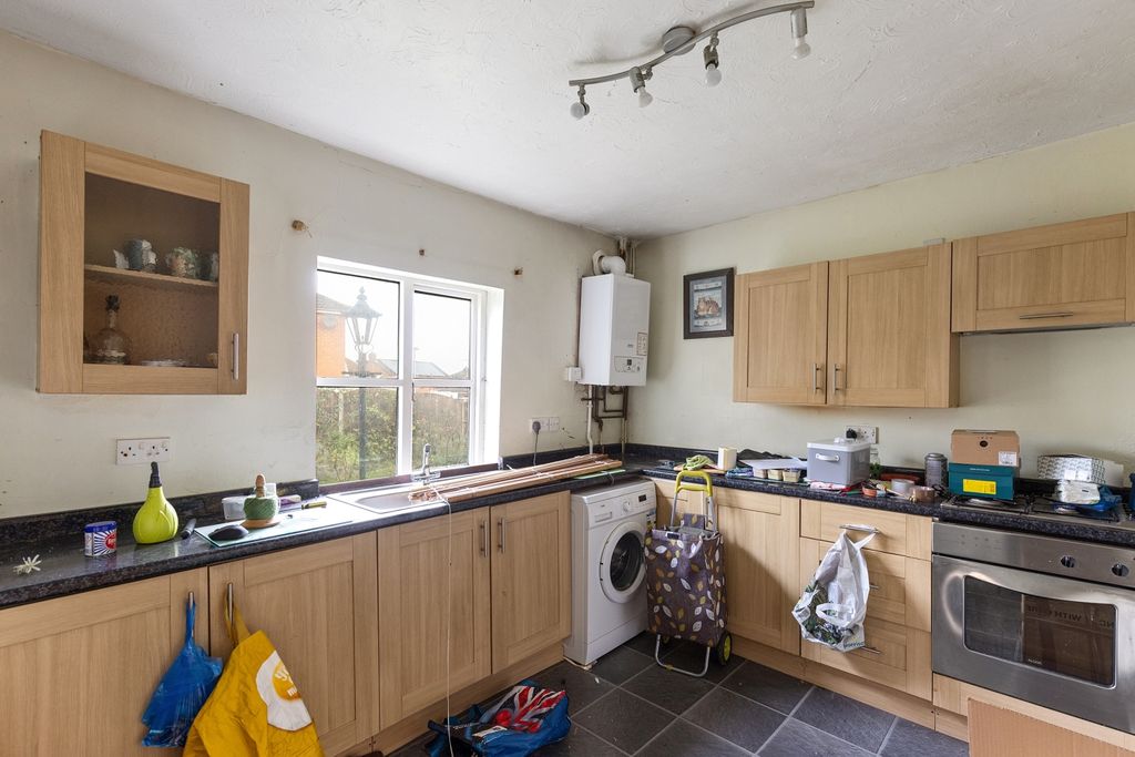 Property photo 3 of 17 Kitchen