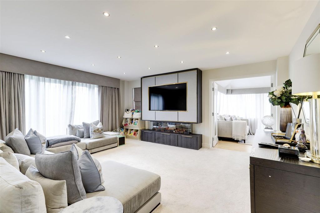 Property photo 2 of 32