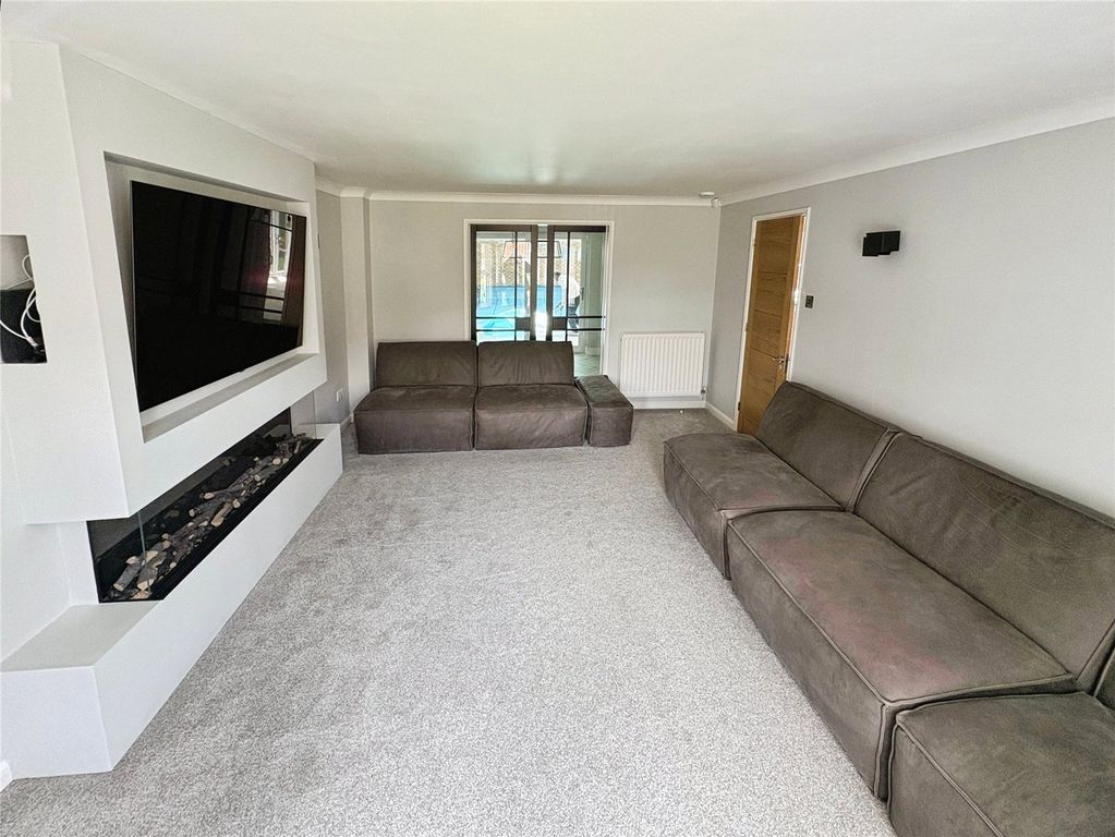 Property photo 2 of 25 Living Room