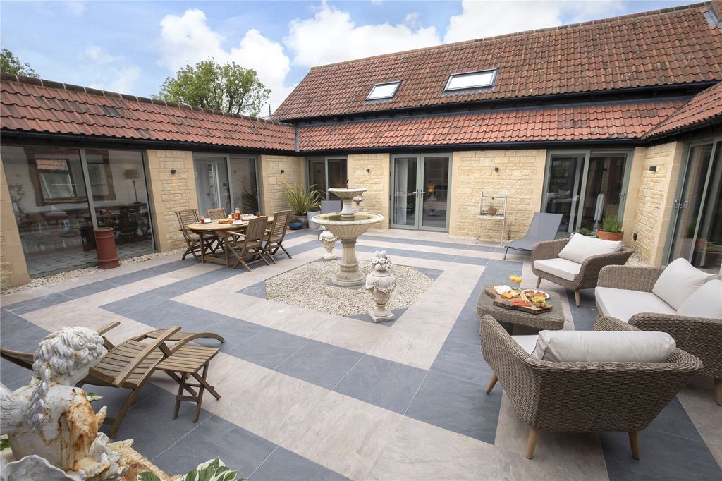 Property photo 1 of 17 Courtyard