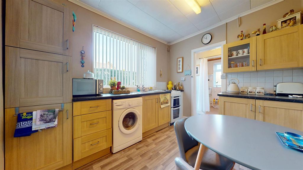 Property photo 3 of 25 Kenyons South Lane Kitchen Diner