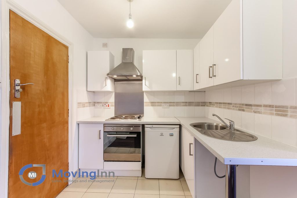 Property photo 3 of 11 Kitchen