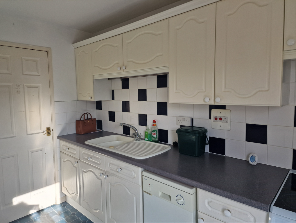 Property photo 3 of 9 Kitchen