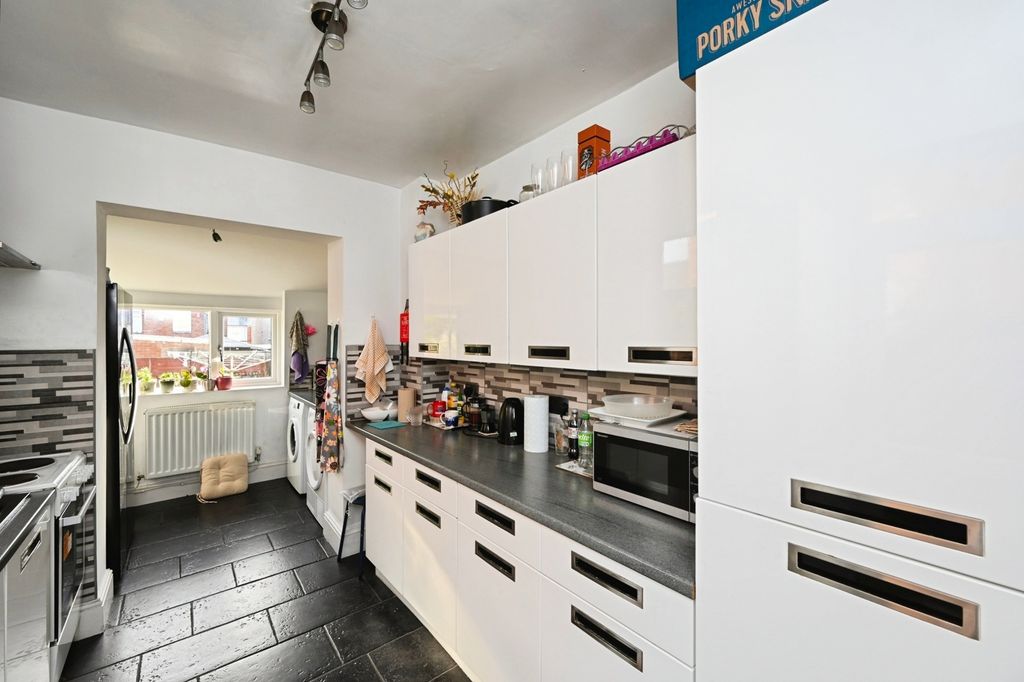 Property photo 3 of 17 Kitchen