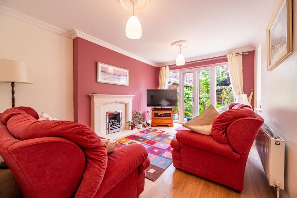 Property photo 3 of 19 Lounge