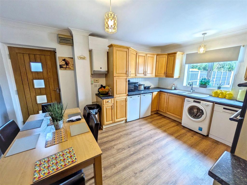 Property photo 2 of 20 Kitchen / Breakfast Room