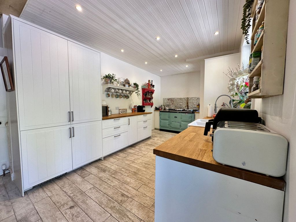 Property photo 3 of 40 Kitchen