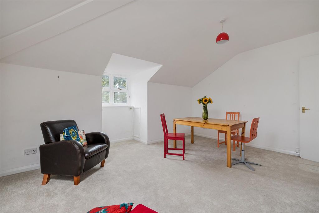 Property photo 2 of 13 Kenninghall Road E5