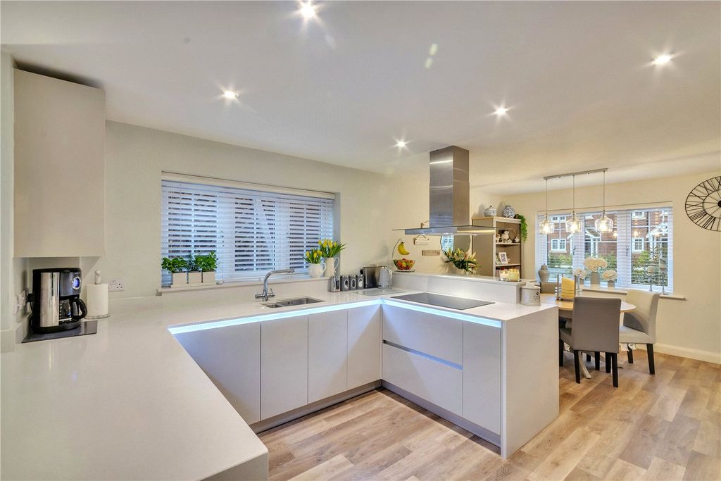 Property photo 2 of 33 Picture No. 92