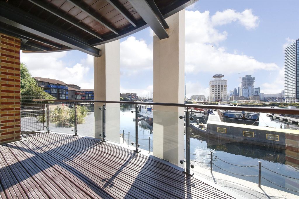 Property photo 1 of 10 Balcony