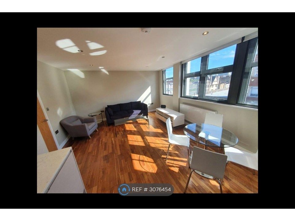 Property photo 1 of 7 Living Room