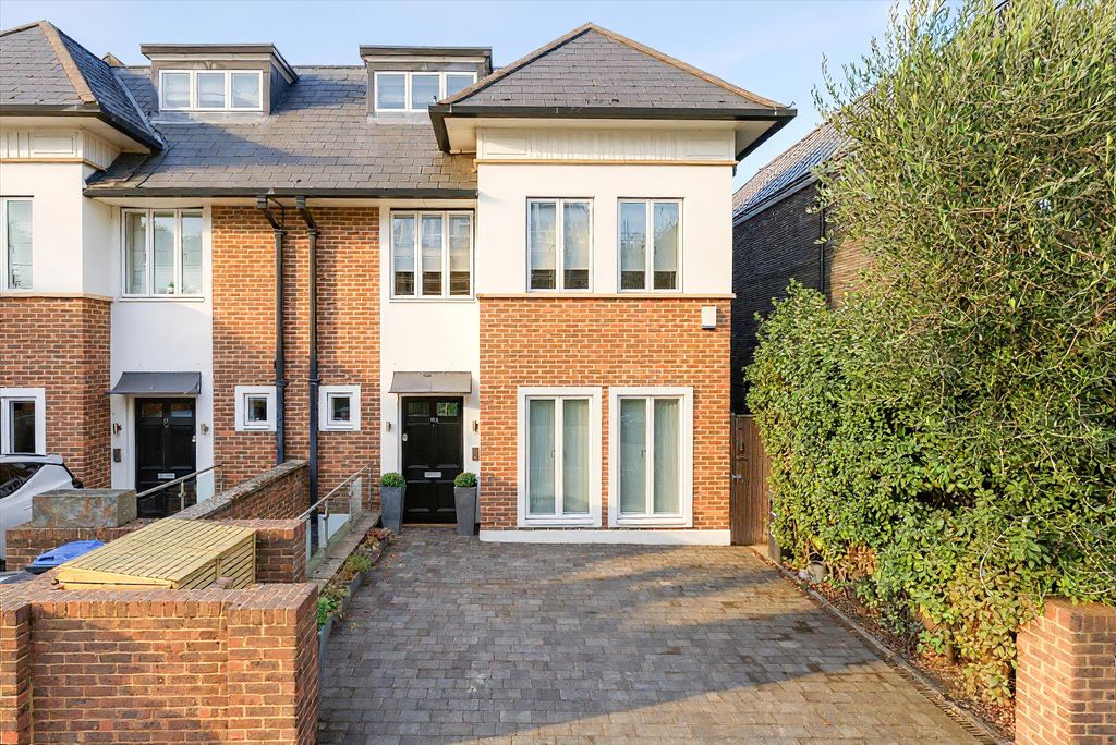 Property photo 1 of 17 Wimbledon Village