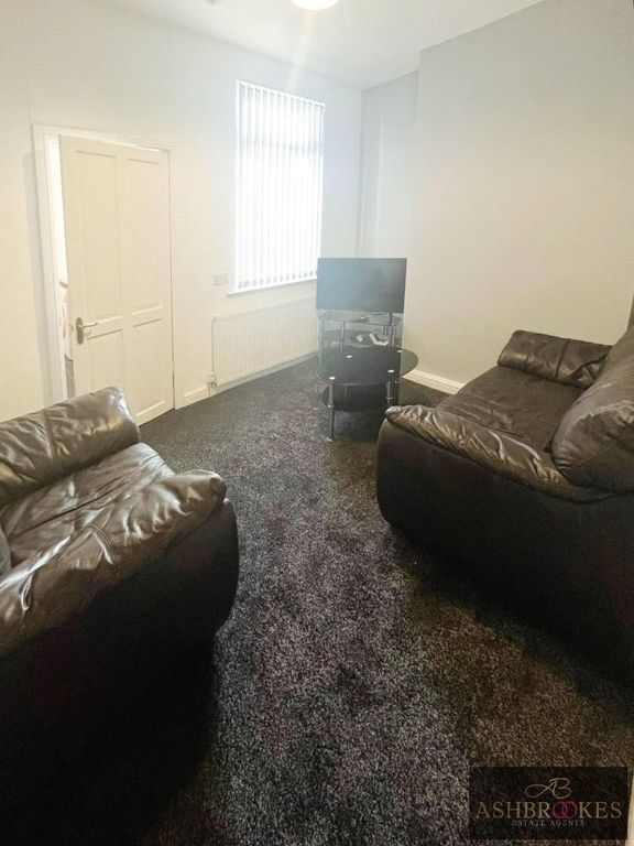 Property photo 2 of 8 Living Room / Commun