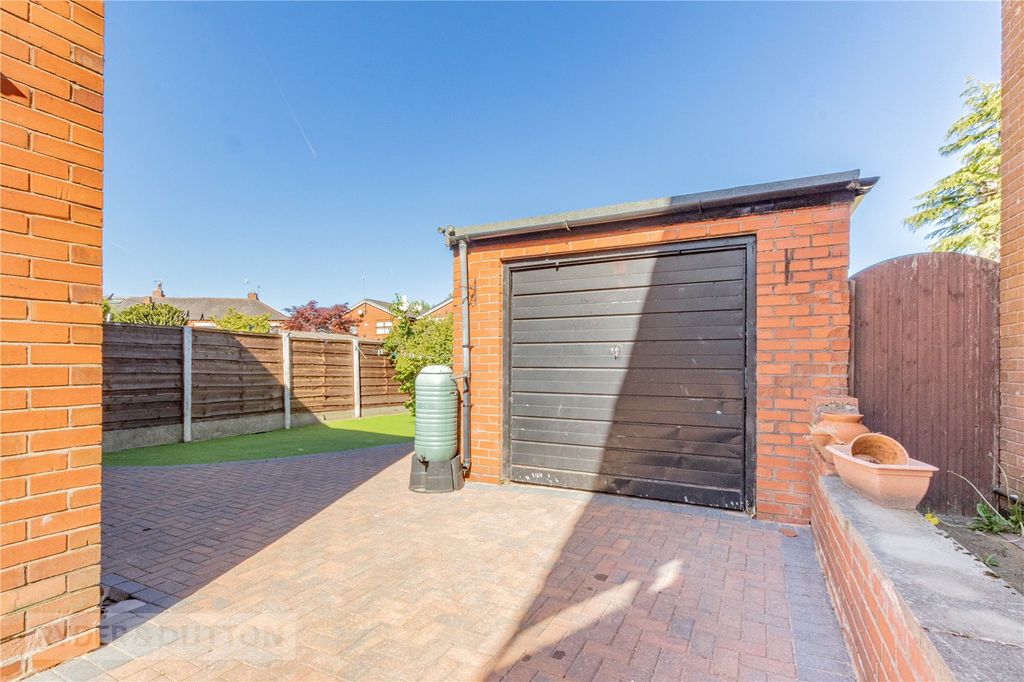 Property photo 2 of 17 Garage