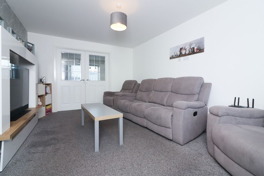 Property photo 3 of 36 Image00023