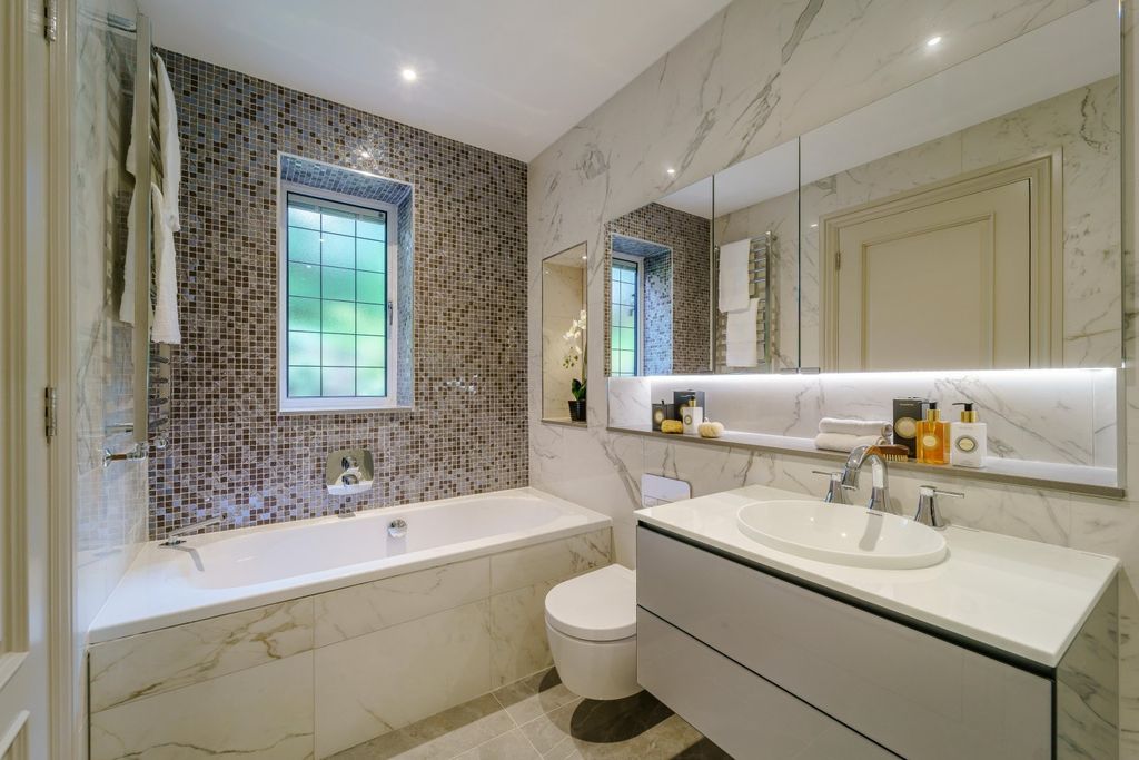 Property photo 3 of 10 Bathroom