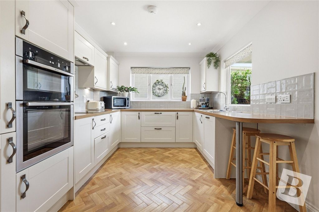 Property photo 2 of 20 Kitchen