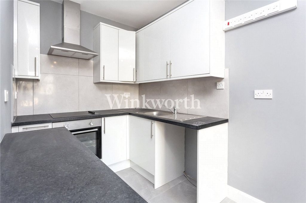 Property photo 2 of 6 Fitted Kitchen