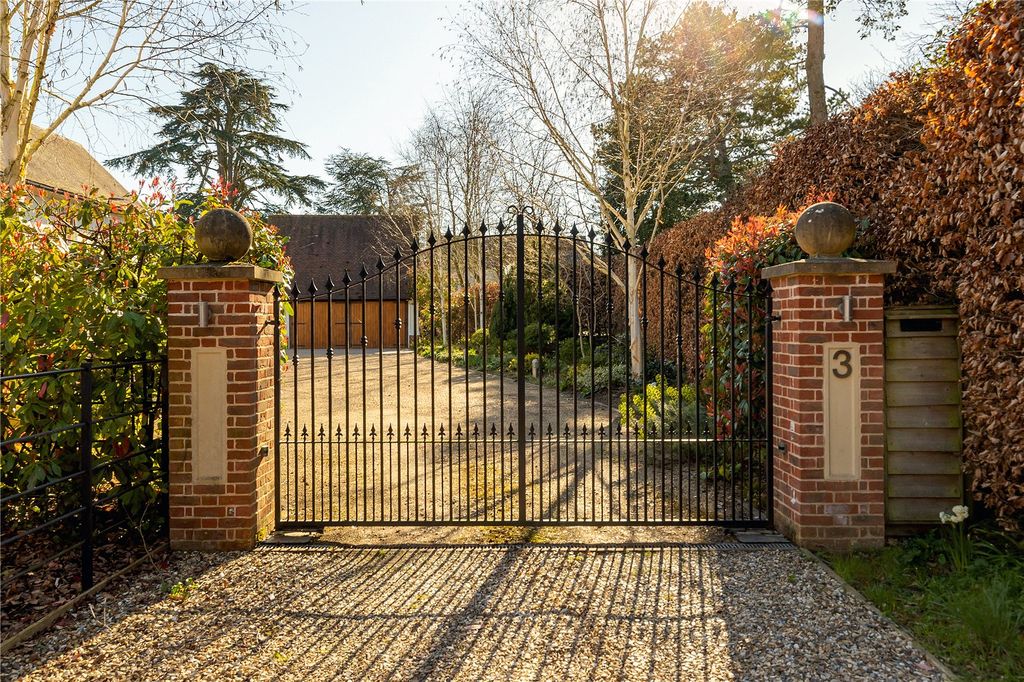 Property photo 3 of 18 Driveway