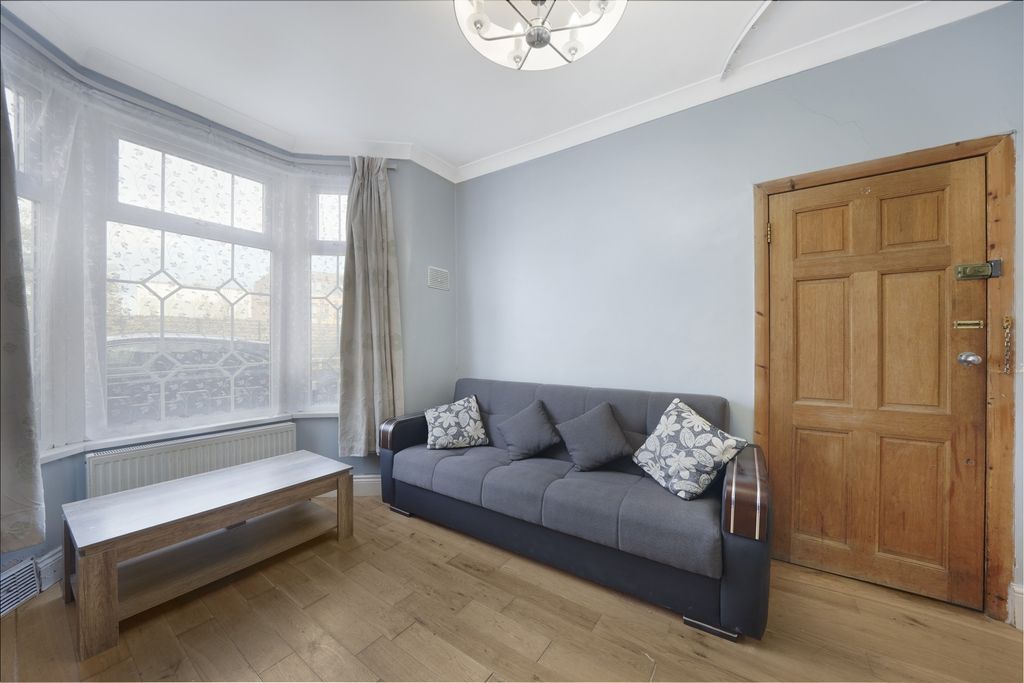 Property photo 3 of 15 Lounge