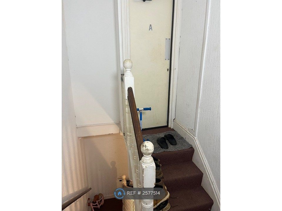 Property photo 2 of 10 Flat Entrance