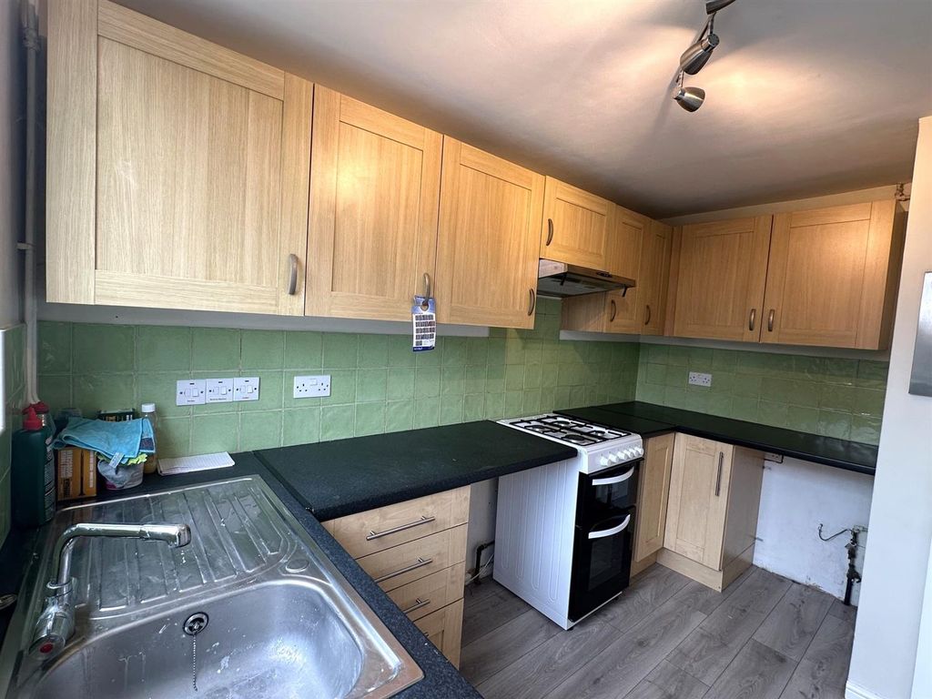Property photo 3 of 10 Kitchen Cont.Jpg