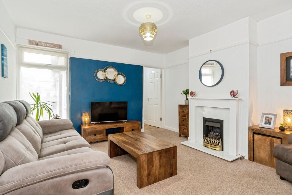 Property photo 1 of 18 Living Room