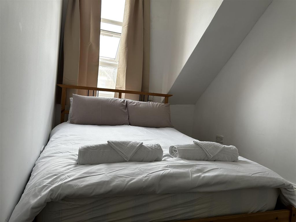 Property photo 3 of 11 Bedrooom