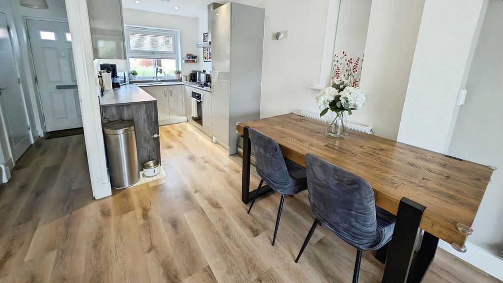 Property photo 3 of 15 Pbox-Kitchen-344204.Jpg