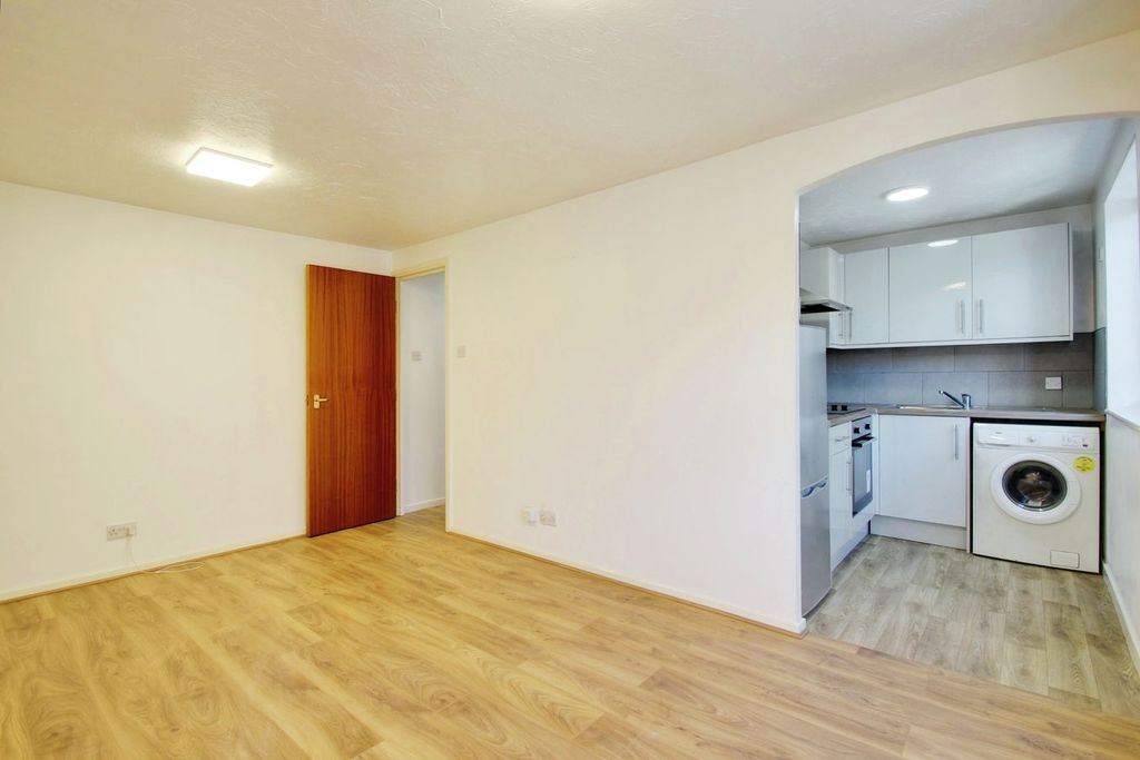 Property photo 2 of 8