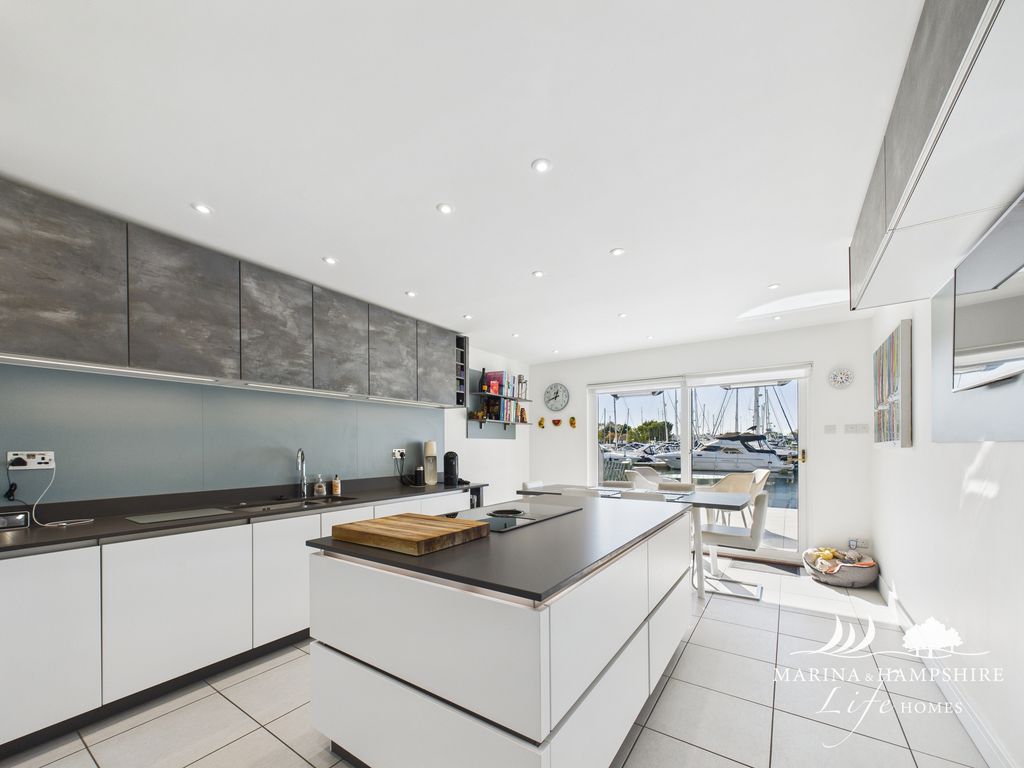 Property photo 2 of 27 Cam03915G0-Pr0019-Still008