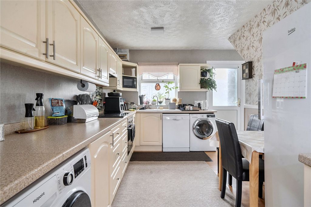 Property photo 3 of 19 Kitchen