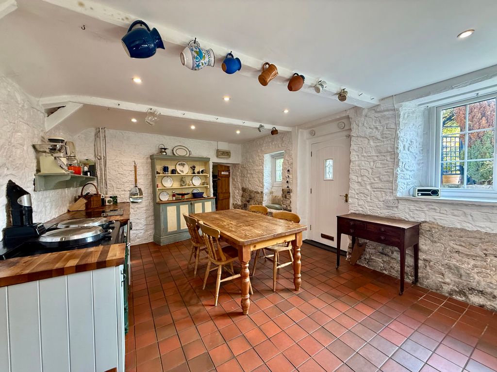 Property photo 3 of 20 Kitchen