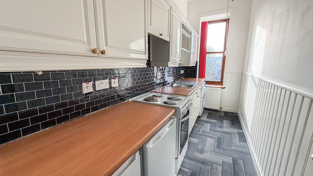 Property photo 3 of 7 Kitchen