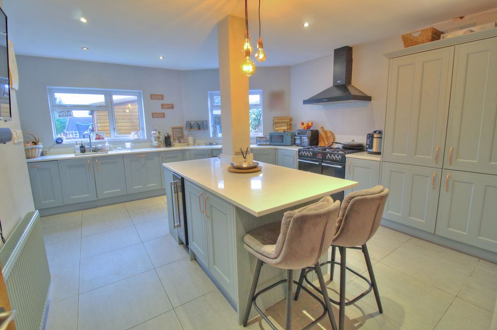 Property photo 2 of 19 Kitchen Breakfast Room