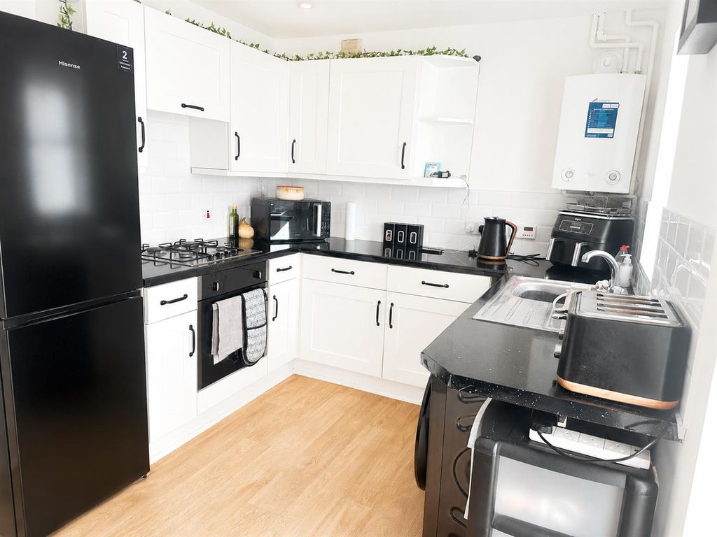 Property photo 3 of 10 Fitted Kitchen: