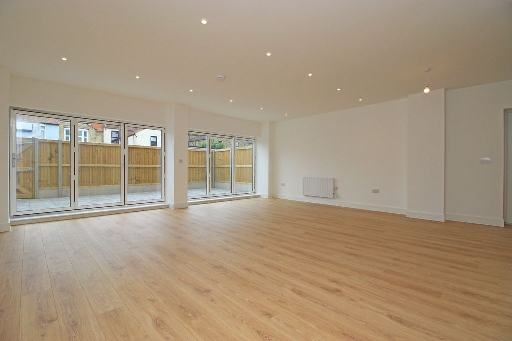 Property photo 2 of 13 Picture No. 16