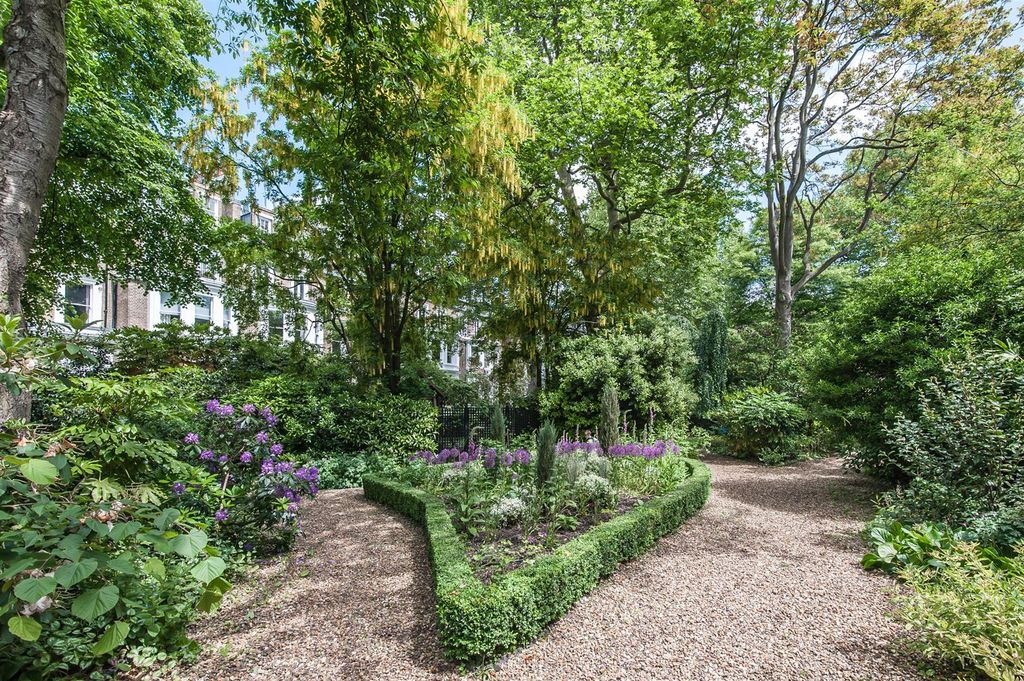 Property photo 1 of 12 Gledhow Gardens-4.Jpg